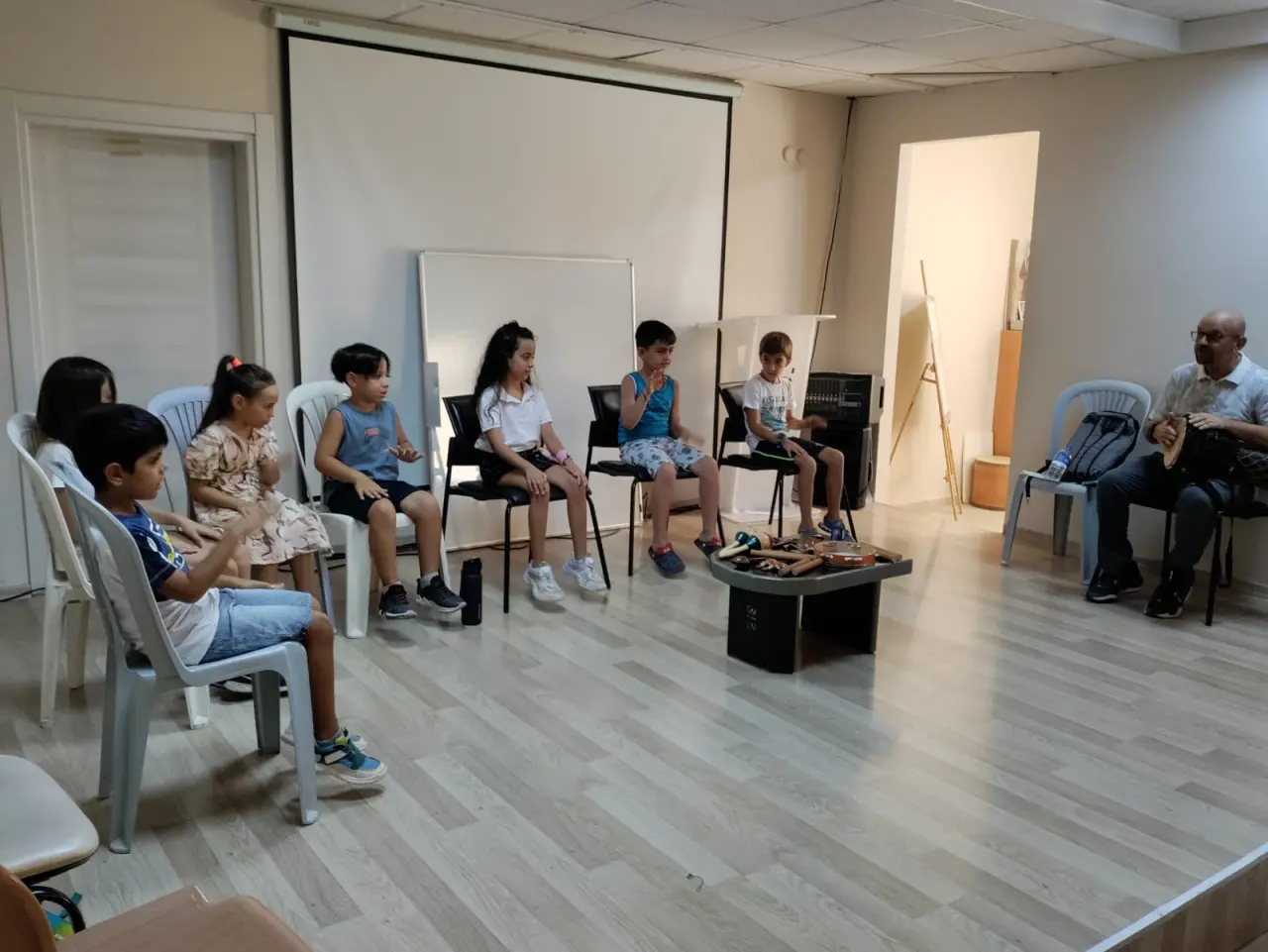 Çiğli Belediyesi, Ağustos ayında da kültür, sanat ve eğlenceyi mahallelere taşıyor. “Sokakta Müzik Var” ve “Sokakta Tiyatro Var” etkinlikleriyle her yaştan vatandaşa ulaşan belediye, kadınlar ve çocuklara yönelik atölyelerle de büyük ilgi topluyor.