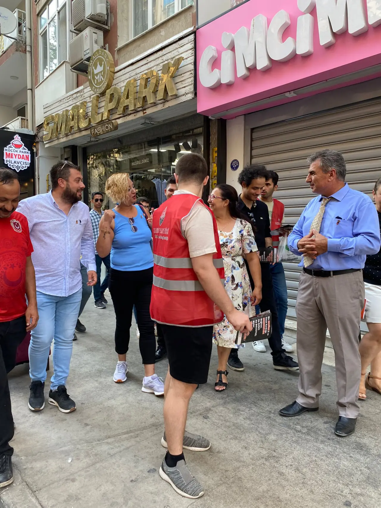 Zafer Partisi ilçe başkanları bugün Bornova’da esnaf ziyaretleri gerçekleştirerek vatandaşlarımızla bir araya geldi. Zafer Partisi Bornova İlçe Başkanı Birgül Etiz Özeken’in öncülüğünde yapılan programa, Konak İlçe Başkanı Şükrü Basanel de katılım sağladı.