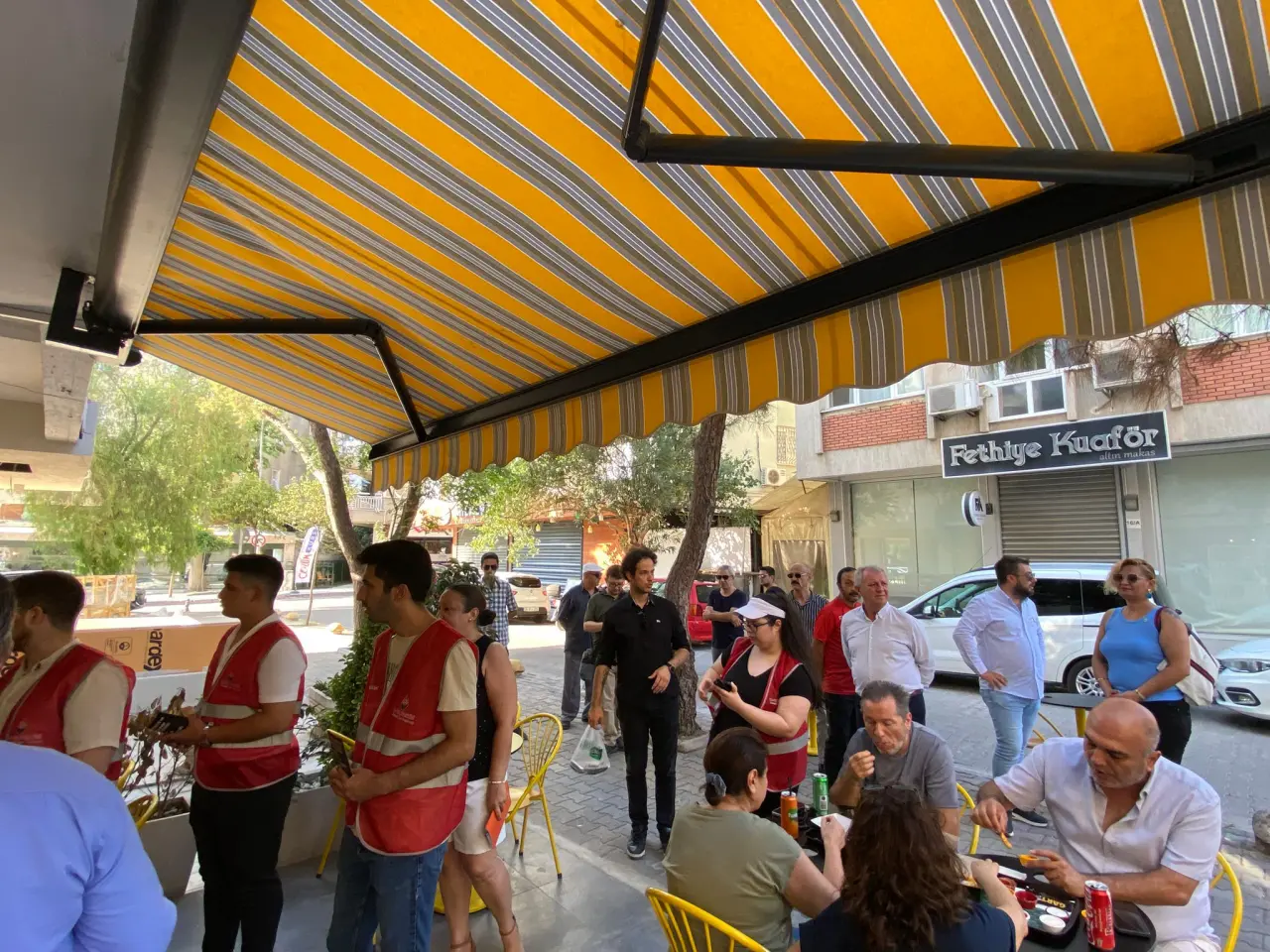 Zafer Partisi ilçe başkanları bugün Bornova’da esnaf ziyaretleri gerçekleştirerek vatandaşlarımızla bir araya geldi. Zafer Partisi Bornova İlçe Başkanı Birgül Etiz Özeken’in öncülüğünde yapılan programa, Konak İlçe Başkanı Şükrü Basanel de katılım sağladı.