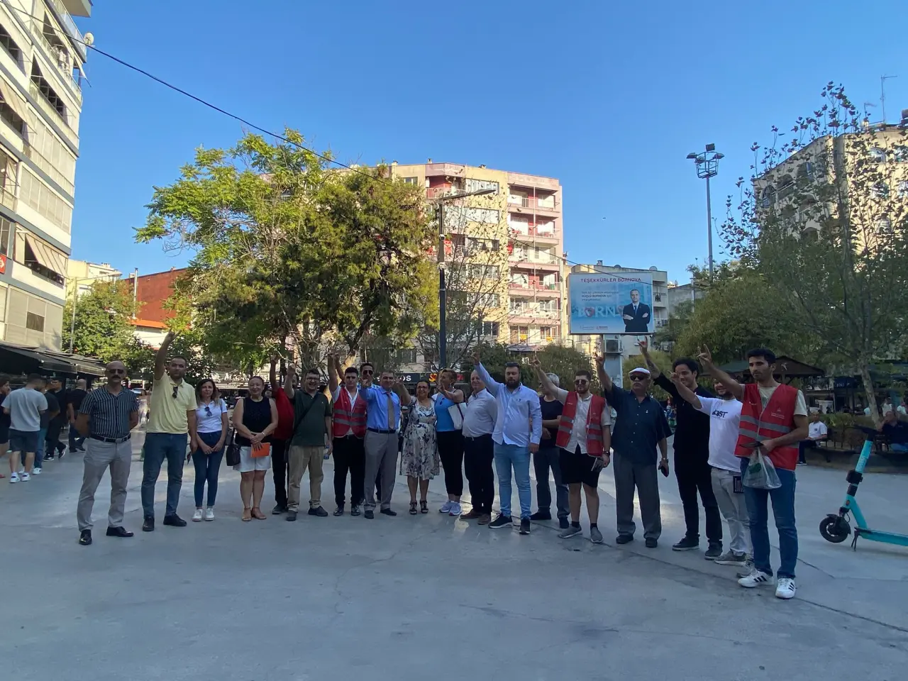 Zafer Partisi ilçe başkanları bugün Bornova’da esnaf ziyaretleri gerçekleştirerek vatandaşlarımızla bir araya geldi. Zafer Partisi Bornova İlçe Başkanı Birgül Etiz Özeken’in öncülüğünde yapılan programa, Konak İlçe Başkanı Şükrü Basanel de katılım sağladı.