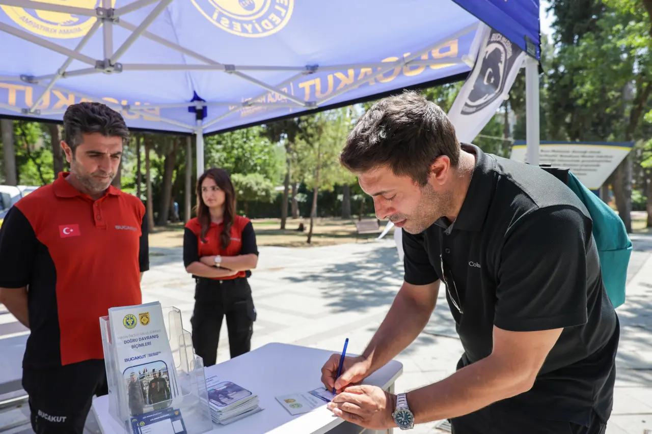 Buca Belediyesi Arama Kurtarma Ekibi (BUCAKUT), 17 Ağustos 1999 depreminin yıl dönümünde,  ilçenin çeşitli noktalarında stantlar kurarak vatandaşlara deprem gerçeği hakkında uyarılarda bulundu.