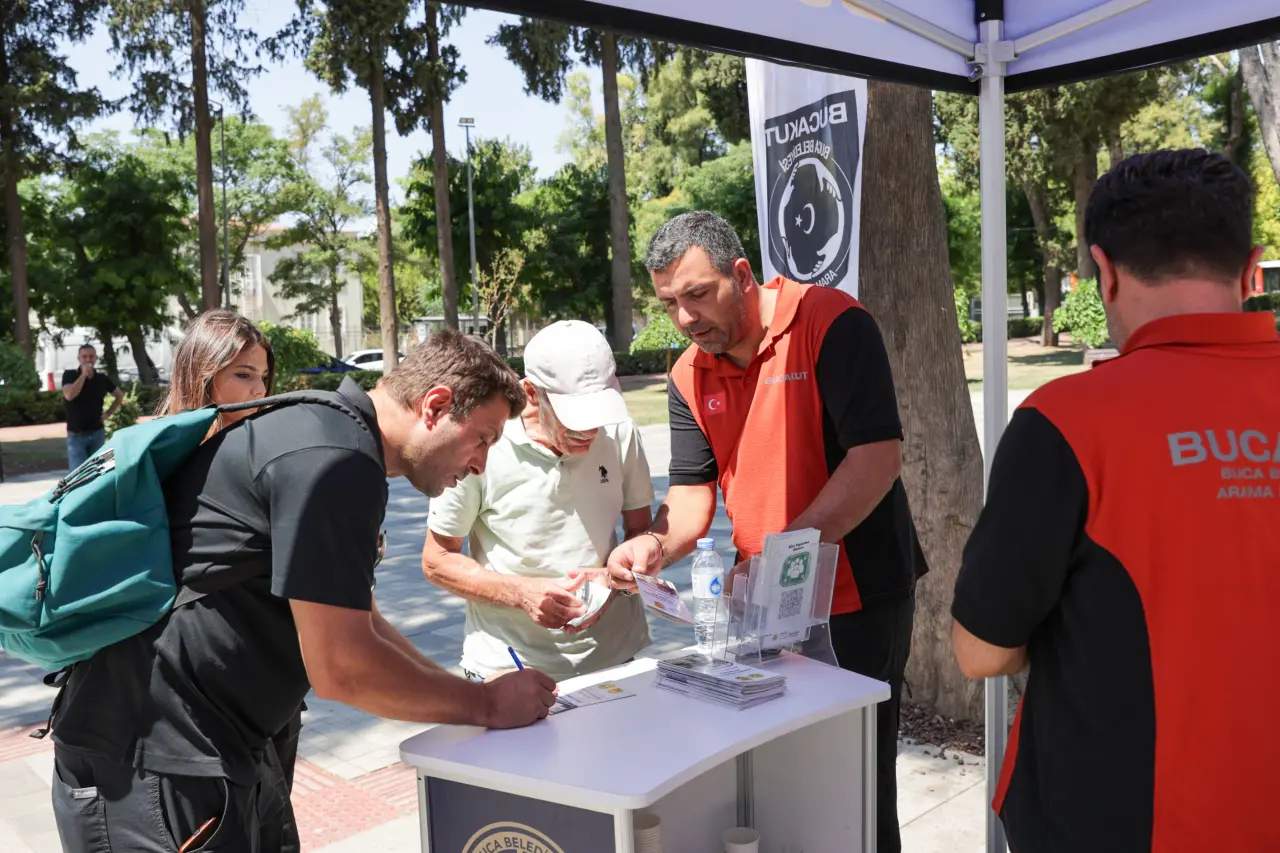 Buca Belediyesi Arama Kurtarma Ekibi (BUCAKUT), 17 Ağustos 1999 depreminin yıl dönümünde,  ilçenin çeşitli noktalarında stantlar kurarak vatandaşlara deprem gerçeği hakkında uyarılarda bulundu.