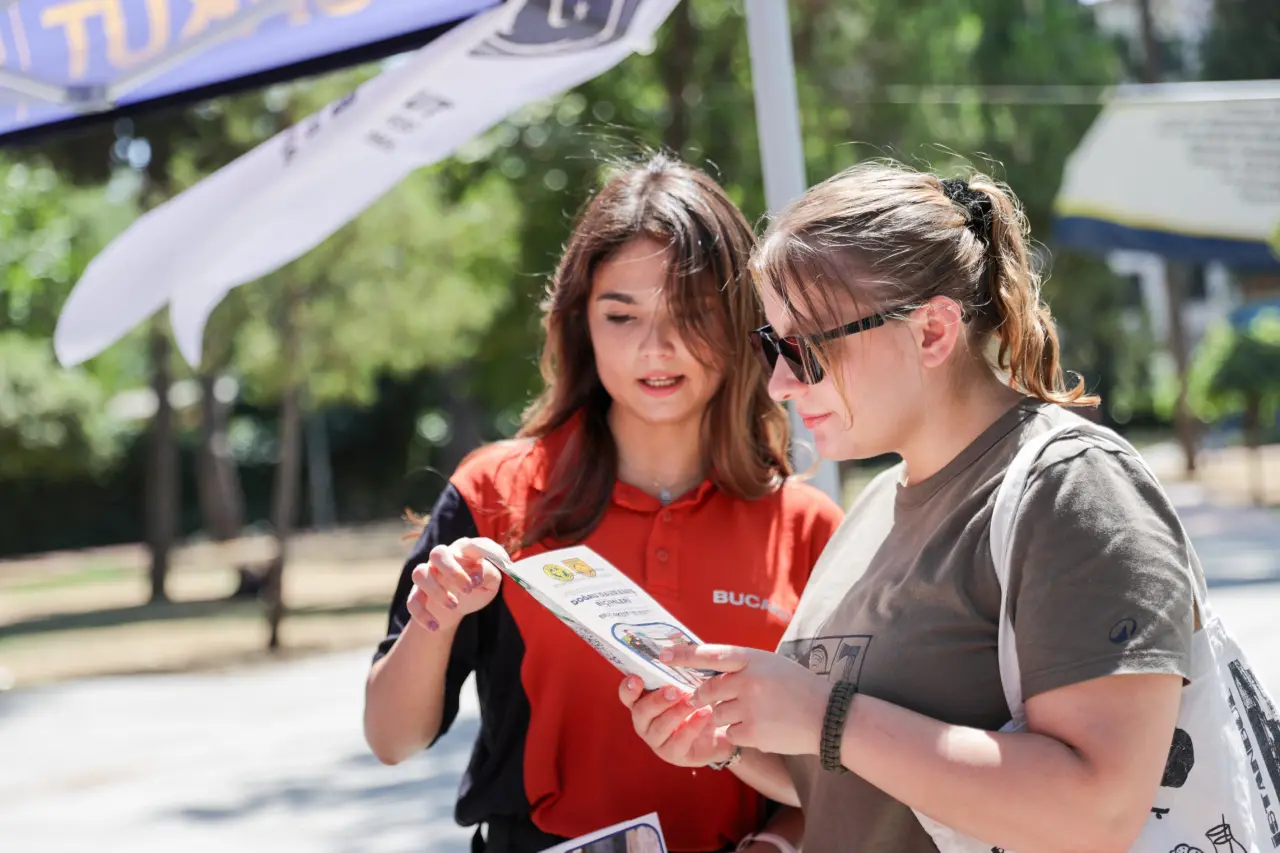 Buca Belediyesi Arama Kurtarma Ekibi (BUCAKUT), 17 Ağustos 1999 depreminin yıl dönümünde,  ilçenin çeşitli noktalarında stantlar kurarak vatandaşlara deprem gerçeği hakkında uyarılarda bulundu.