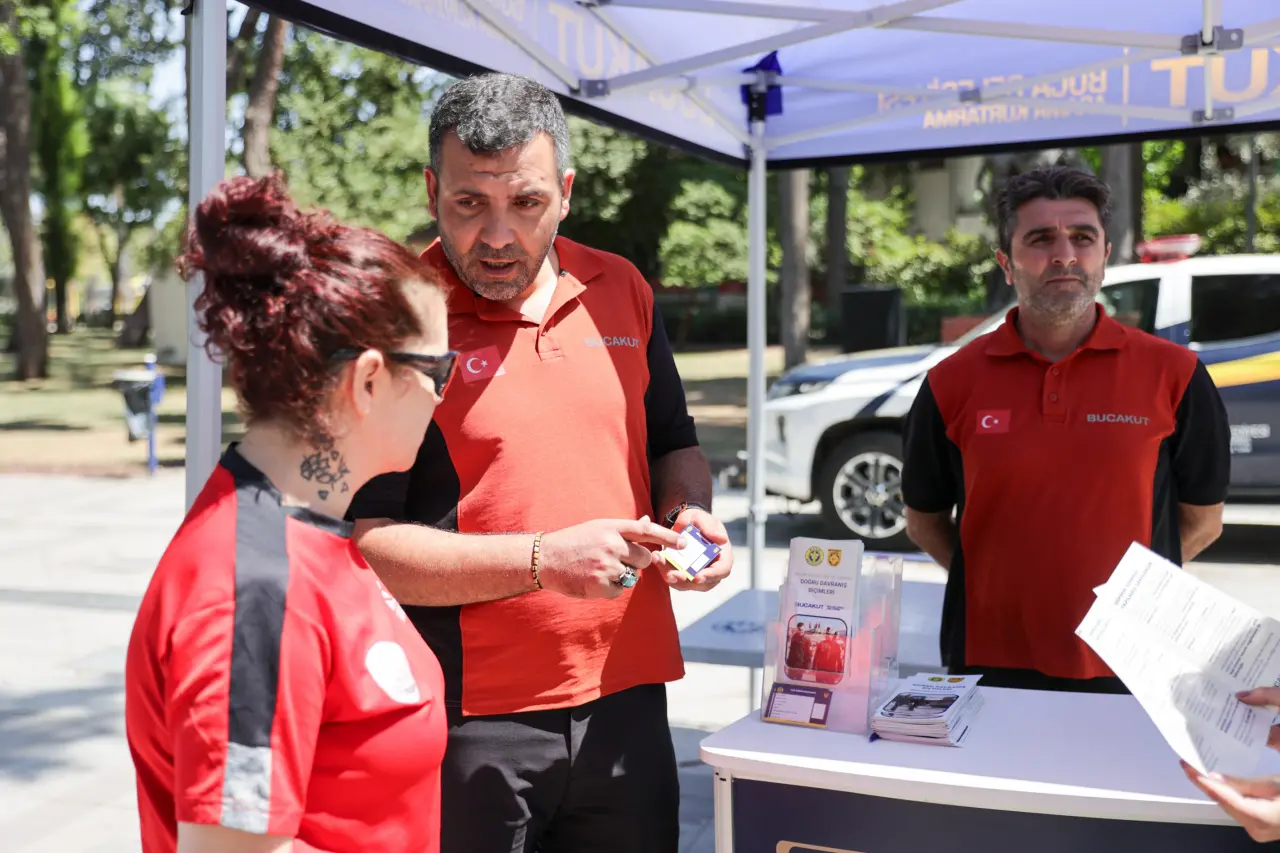 Buca Belediyesi Arama Kurtarma Ekibi (BUCAKUT), 17 Ağustos 1999 depreminin yıl dönümünde,  ilçenin çeşitli noktalarında stantlar kurarak vatandaşlara deprem gerçeği hakkında uyarılarda bulundu.