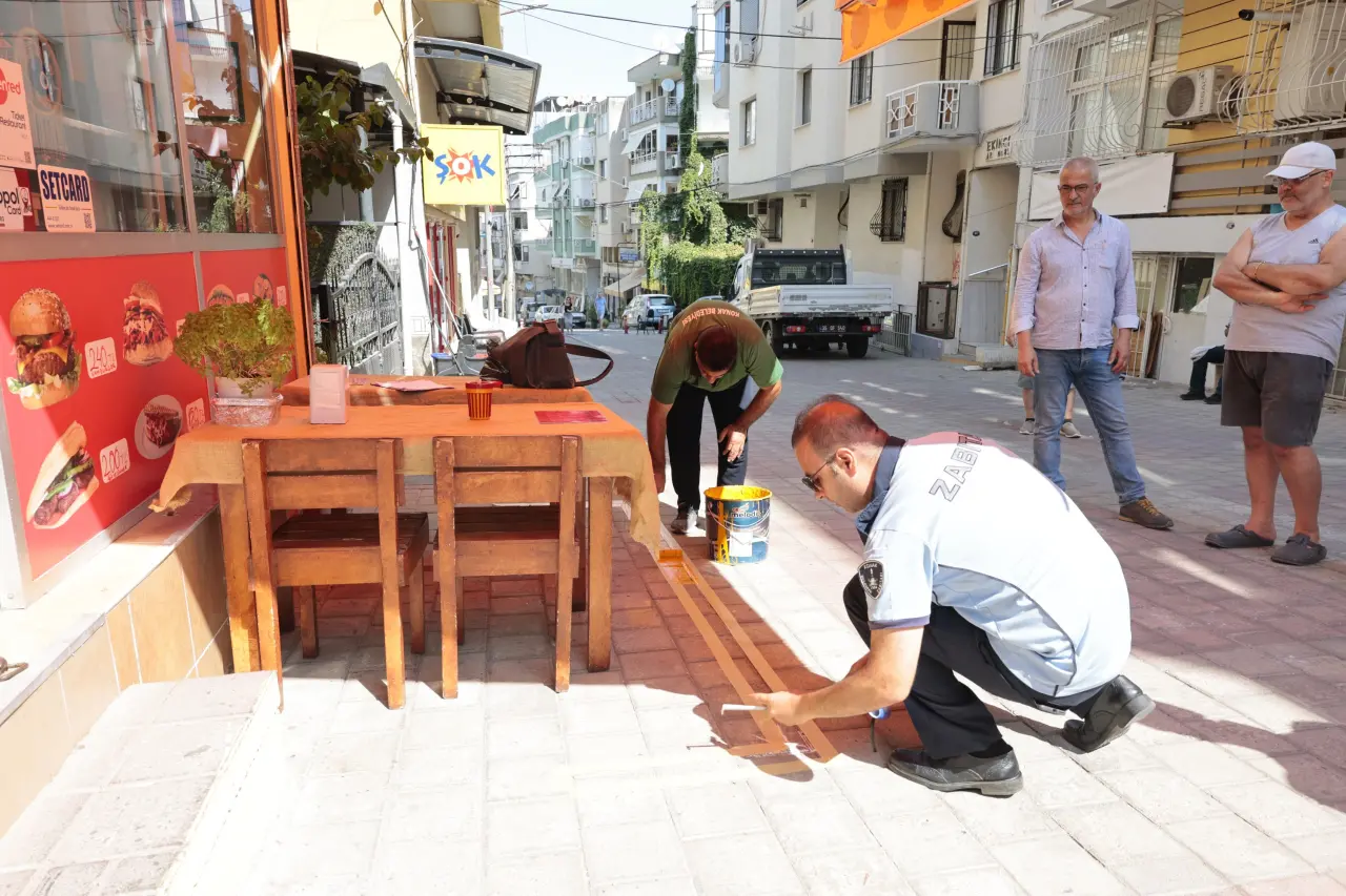 Konak Belediye Meclisi’nde oybirliğiyle kabul edilen ‘İşgal İzni Yönetmeliği’ kapsamında Konak’ta ‘Sarı Çizgi’ uygulaması başladı. Tüm kentte uygulanarak işgal sınırlarını görünür şekilde belirleyecek olan sarı çizgiler, yaya güvenliği ve eşit erişimi sağlarken kent düzeni ve estetiğine de hizmet edecek.
