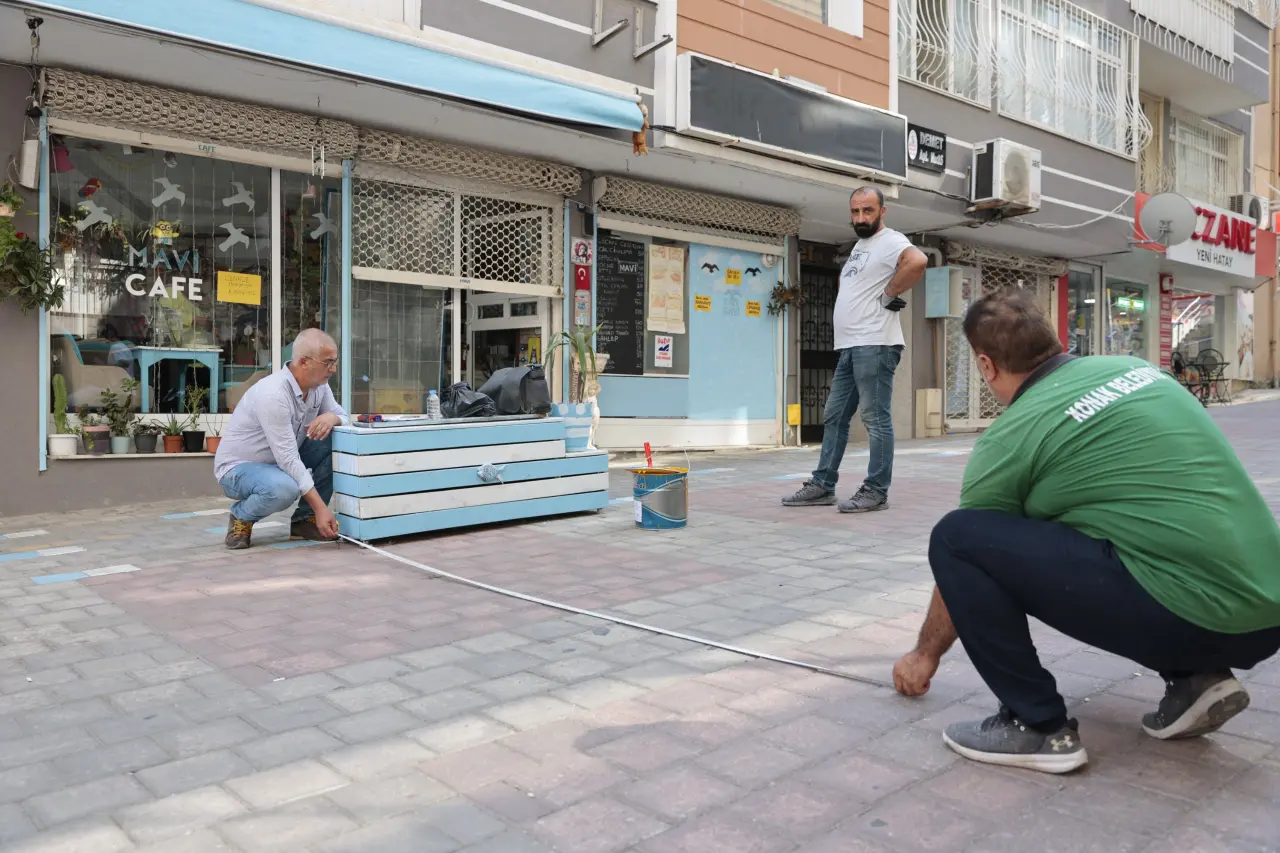 Konak Belediye Meclisi’nde oybirliğiyle kabul edilen ‘İşgal İzni Yönetmeliği’ kapsamında Konak’ta ‘Sarı Çizgi’ uygulaması başladı. Tüm kentte uygulanarak işgal sınırlarını görünür şekilde belirleyecek olan sarı çizgiler, yaya güvenliği ve eşit erişimi sağlarken kent düzeni ve estetiğine de hizmet edecek.