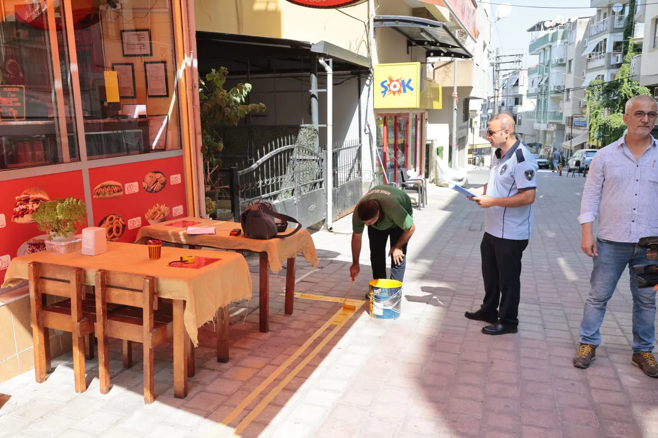 Konak Belediye Meclisi’nde oybirliğiyle kabul edilen ‘İşgal İzni Yönetmeliği’ kapsamında Konak’ta ‘Sarı Çizgi’ uygulaması başladı. Tüm kentte uygulanarak işgal sınırlarını görünür şekilde belirleyecek olan sarı çizgiler, yaya güvenliği ve eşit erişimi sağlarken kent düzeni ve estetiğine de hizmet edecek.