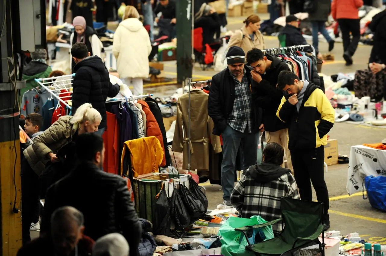 Karşıyaka Belediyesi, her yaştan ve her kesimden vatandaşların yoğun ilgi gösterdiği ‘2. El Pazarı’nı yeniden başlatıyor. Yasal düzenlemeler nedeniyle ara verilen pazar, Eylül 2025 itibarıyla ayda iki kez Bostanlı Pazar Yeri’nde İzmirliler ile buluşacak. Belediye Başkanı Yıldız Ünsal, “Bir Karşıyaka geleneği haline gelen 2. El Pazarımızı yeniden hizmete açmaktan mutluluk duyuyoruz. Sorumlu tüketim bilincini hep birlikte büyütmeye ve örnek olmaya devam edeceğiz” dedi.