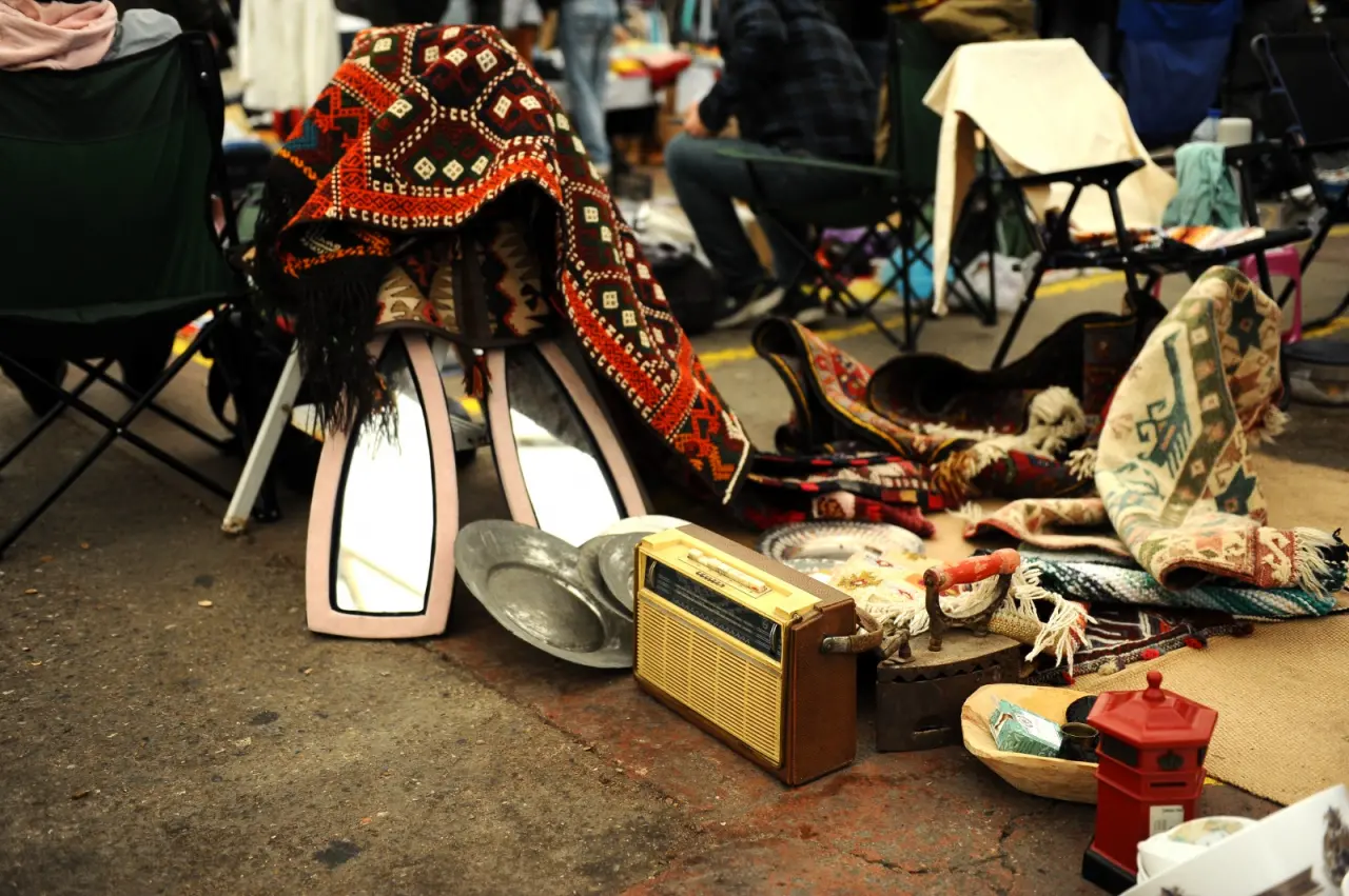 Karşıyaka Belediyesi, her yaştan ve her kesimden vatandaşların yoğun ilgi gösterdiği ‘2. El Pazarı’nı yeniden başlatıyor. Yasal düzenlemeler nedeniyle ara verilen pazar, Eylül 2025 itibarıyla ayda iki kez Bostanlı Pazar Yeri’nde İzmirliler ile buluşacak. Belediye Başkanı Yıldız Ünsal, “Bir Karşıyaka geleneği haline gelen 2. El Pazarımızı yeniden hizmete açmaktan mutluluk duyuyoruz. Sorumlu tüketim bilincini hep birlikte büyütmeye ve örnek olmaya devam edeceğiz” dedi.