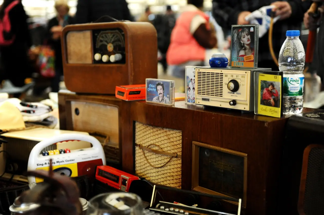 Karşıyaka Belediyesi, her yaştan ve her kesimden vatandaşların yoğun ilgi gösterdiği ‘2. El Pazarı’nı yeniden başlatıyor. Yasal düzenlemeler nedeniyle ara verilen pazar, Eylül 2025 itibarıyla ayda iki kez Bostanlı Pazar Yeri’nde İzmirliler ile buluşacak. Belediye Başkanı Yıldız Ünsal, “Bir Karşıyaka geleneği haline gelen 2. El Pazarımızı yeniden hizmete açmaktan mutluluk duyuyoruz. Sorumlu tüketim bilincini hep birlikte büyütmeye ve örnek olmaya devam edeceğiz” dedi.