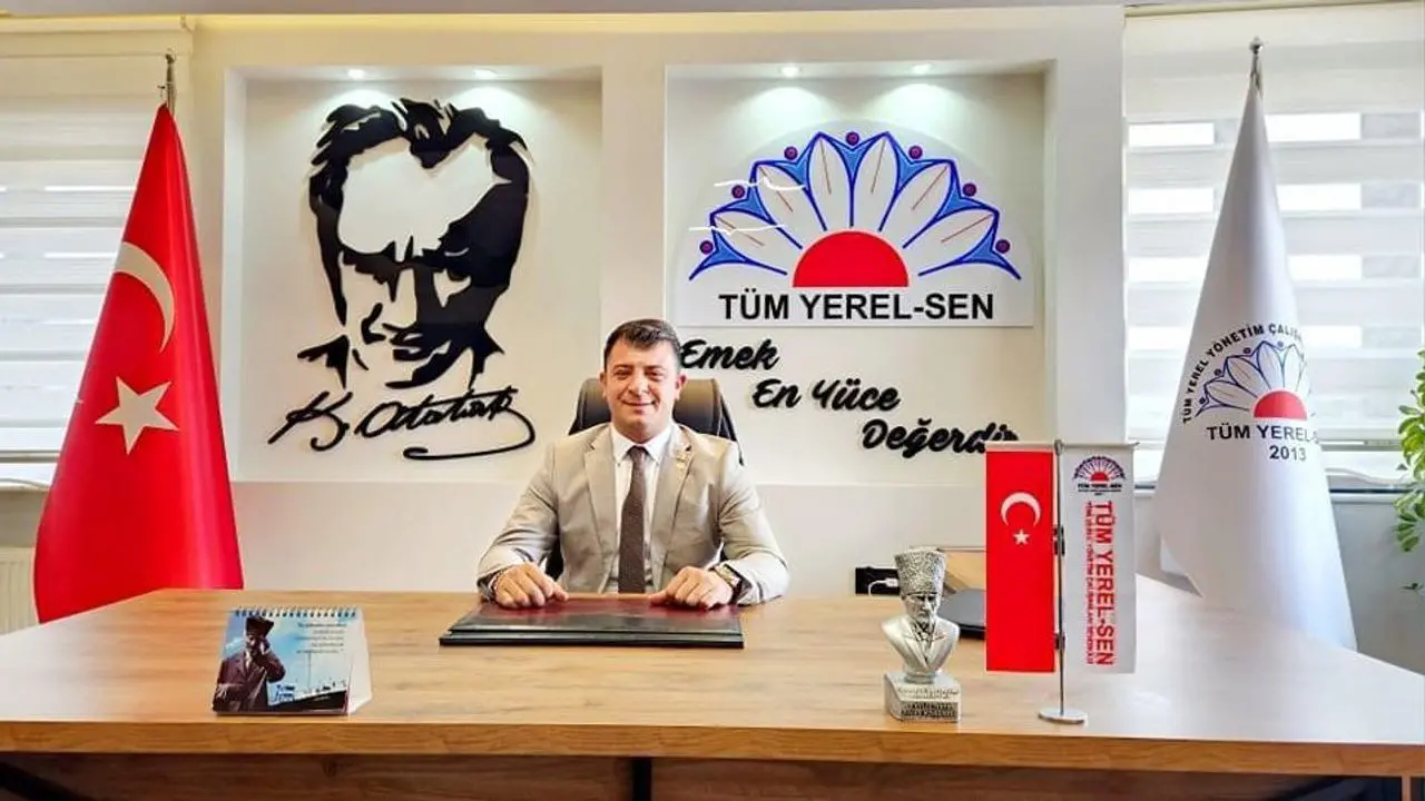 Tüm Yerel Sen Genel Örgütlenme Sekreteri Devrim Onur Erdağ, 8. Dönem Toplu İş Sözleşmesi’nde hükümetin verdiği düşük teklifi reddederek İzmir ve yurt genelinde iş bırakarak eylem yapan kamu emekçisi memurlara destek açıklamasında bulundu. Erdağ, hükümetin teklifine ise “Maaş değil, onur istiyoruz” dedi
