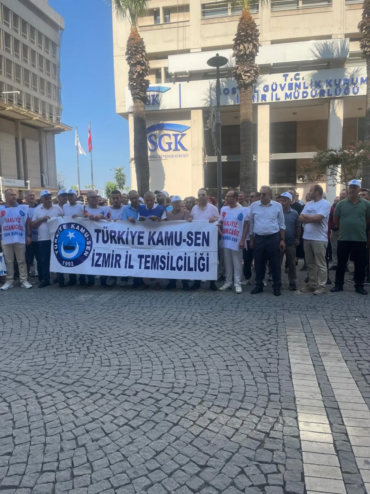 Türkiye genelinde kamu çalışanları iş bıraktı. Milyonların geçim derdi için meydanlara inen memurlar hükümetin teklifini reddetti: “Hayattan kopuk, gerçeklerden uzak!”