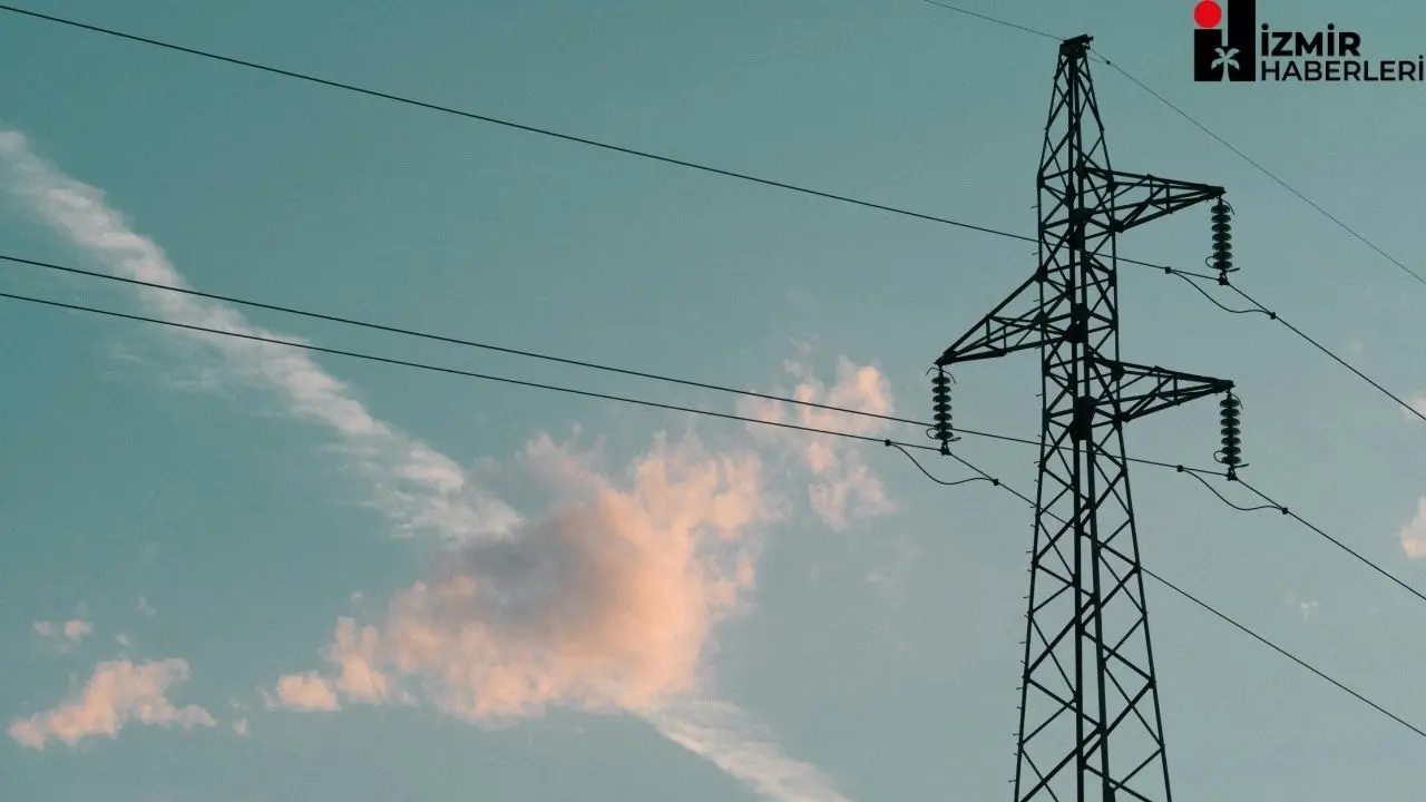 19 Ağustos 2025'te İzmir'de gerçekleşen elektrik kesintisi, şehrin farklı bölgelerinde etkili oldu. Kesintinin nedeni henüz açıklanmadı ve vatandaşlar, enerji şirketinden bilgi bekliyor. Kesintiden etkilenenler, altyapı hizmetlerinin sekteye uğradığını bildirdi.