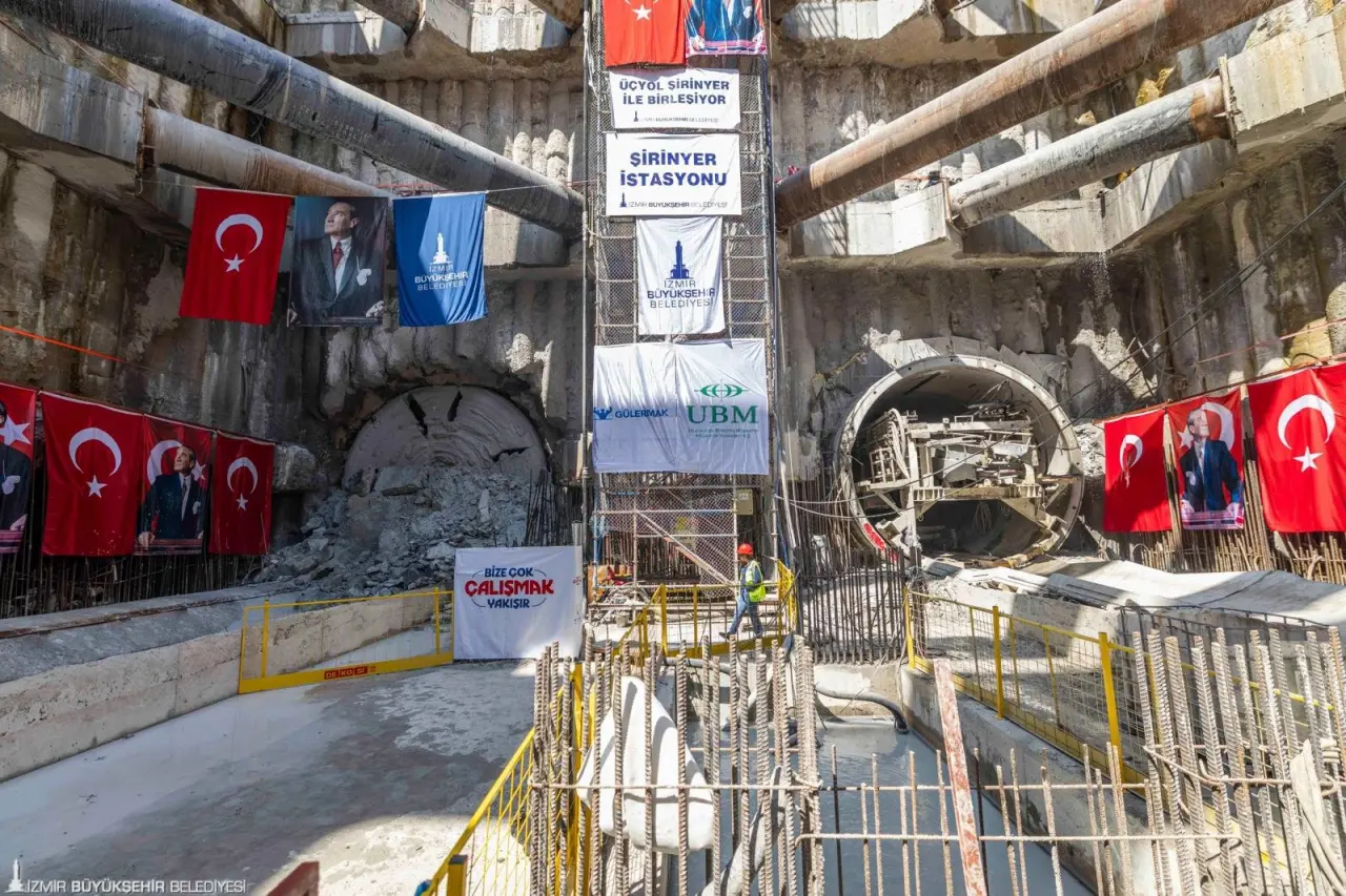 İzmir Büyükşehir Belediyesi’nin öz kaynaklarıyla yapımını sürdürdüğü Buca Metrosu’nun tünel kazılarında yüzde 77 seviyesine gelindi. Dev tünel açma makinelerinden (TBM) biri daha Şirinyer İstasyonu’nda ışığı gördü. Üçyol ile Şirinyer arasındaki kesintisiz tünel bağlantısını sağladıklarını belirten İzmir Büyükşehir Belediye Başkanı Dr. Cemil Tugay, Buca Metrosu’nu önce Gaziemir’e uzatmayı planladıklarını belirterek, “İzmir için böylesine önemli bir proje hızla ilerliyor. Körfezin altından da Karşıyaka bağlantısını yapabilirsek İzmir tarihinin en büyük projesi olacak” dedi.