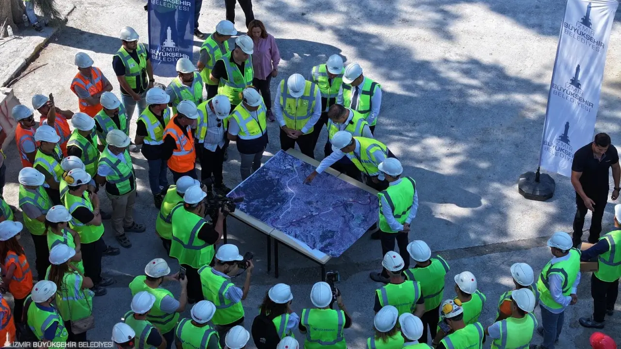 İzmir Büyükşehir Belediyesi’nin öz kaynaklarıyla yapımını sürdürdüğü Buca Metrosu’nun tünel kazılarında yüzde 77 seviyesine gelindi. Dev tünel açma makinelerinden (TBM) biri daha Şirinyer İstasyonu’nda ışığı gördü. Üçyol ile Şirinyer arasındaki kesintisiz tünel bağlantısını sağladıklarını belirten İzmir Büyükşehir Belediye Başkanı Dr. Cemil Tugay, Buca Metrosu’nu önce Gaziemir’e uzatmayı planladıklarını belirterek, “İzmir için böylesine önemli bir proje hızla ilerliyor. Körfezin altından da Karşıyaka bağlantısını yapabilirsek İzmir tarihinin en büyük projesi olacak” dedi.