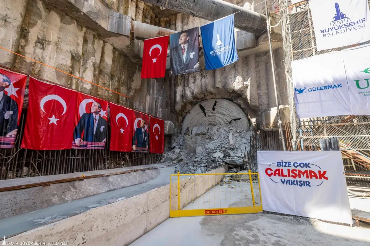 İzmir Büyükşehir Belediyesi’nin öz kaynaklarıyla yapımını sürdürdüğü Buca Metrosu’nun tünel kazılarında yüzde 77 seviyesine gelindi. Dev tünel açma makinelerinden (TBM) biri daha Şirinyer İstasyonu’nda ışığı gördü. Üçyol ile Şirinyer arasındaki kesintisiz tünel bağlantısını sağladıklarını belirten İzmir Büyükşehir Belediye Başkanı Dr. Cemil Tugay, Buca Metrosu’nu önce Gaziemir’e uzatmayı planladıklarını belirterek, “İzmir için böylesine önemli bir proje hızla ilerliyor. Körfezin altından da Karşıyaka bağlantısını yapabilirsek İzmir tarihinin en büyük projesi olacak” dedi.