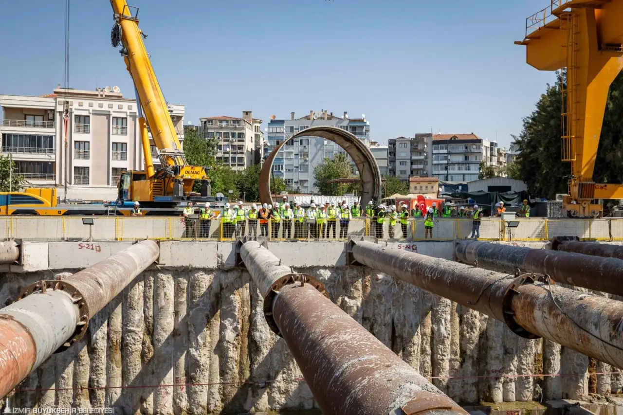 İzmir Büyükşehir Belediyesi’nin öz kaynaklarıyla yapımını sürdürdüğü Buca Metrosu’nun tünel kazılarında yüzde 77 seviyesine gelindi. Dev tünel açma makinelerinden (TBM) biri daha Şirinyer İstasyonu’nda ışığı gördü. Üçyol ile Şirinyer arasındaki kesintisiz tünel bağlantısını sağladıklarını belirten İzmir Büyükşehir Belediye Başkanı Dr. Cemil Tugay, Buca Metrosu’nu önce Gaziemir’e uzatmayı planladıklarını belirterek, “İzmir için böylesine önemli bir proje hızla ilerliyor. Körfezin altından da Karşıyaka bağlantısını yapabilirsek İzmir tarihinin en büyük projesi olacak” dedi.