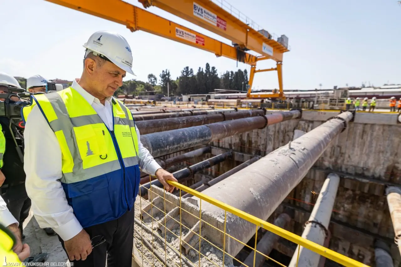 İzmir Büyükşehir Belediyesi’nin öz kaynaklarıyla yapımını sürdürdüğü Buca Metrosu’nun tünel kazılarında yüzde 77 seviyesine gelindi. Dev tünel açma makinelerinden (TBM) biri daha Şirinyer İstasyonu’nda ışığı gördü. Üçyol ile Şirinyer arasındaki kesintisiz tünel bağlantısını sağladıklarını belirten İzmir Büyükşehir Belediye Başkanı Dr. Cemil Tugay, Buca Metrosu’nu önce Gaziemir’e uzatmayı planladıklarını belirterek, “İzmir için böylesine önemli bir proje hızla ilerliyor. Körfezin altından da Karşıyaka bağlantısını yapabilirsek İzmir tarihinin en büyük projesi olacak” dedi.