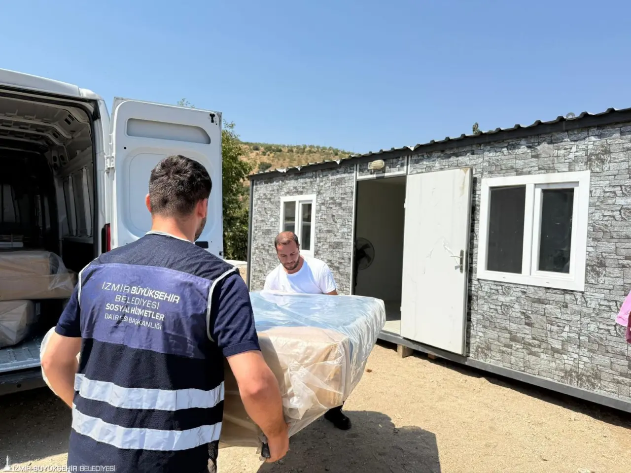 İzmir Büyükşehir Belediye Başkanı Dr. Cemil Tugay, Kiraz’ın Haliller Köyü’nde elektrik kaçağından çıkan yangından dolayı evleri kullanılamaz hale gelen Cerit ailesini ziyaret etti. İhtiyaçların giderilmesi için talimat veren, gerekli desteklerin aktarılmasını sağlayan Başkan Tugay, ev için de çalışma yürütülmesi gerektiğini ifade etti.