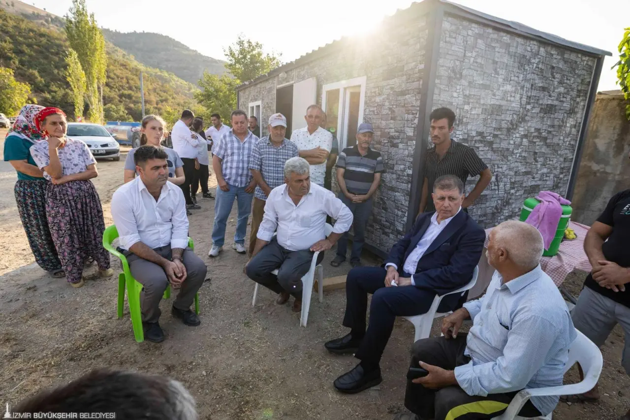 İzmir Büyükşehir Belediye Başkanı Dr. Cemil Tugay, Kiraz’ın Haliller Köyü’nde elektrik kaçağından çıkan yangından dolayı evleri kullanılamaz hale gelen Cerit ailesini ziyaret etti. İhtiyaçların giderilmesi için talimat veren, gerekli desteklerin aktarılmasını sağlayan Başkan Tugay, ev için de çalışma yürütülmesi gerektiğini ifade etti.