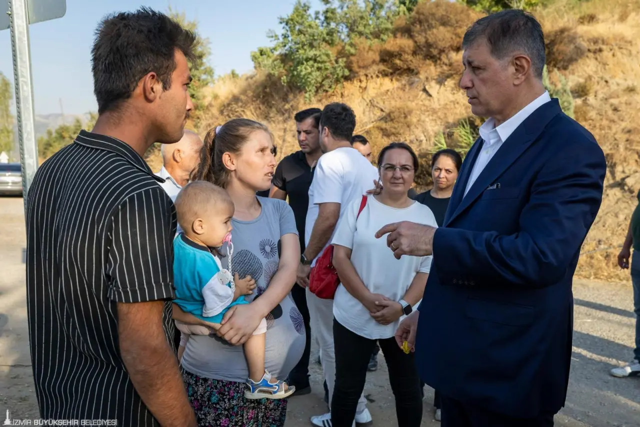 İzmir Büyükşehir Belediye Başkanı Dr. Cemil Tugay, Kiraz’ın Haliller Köyü’nde elektrik kaçağından çıkan yangından dolayı evleri kullanılamaz hale gelen Cerit ailesini ziyaret etti. İhtiyaçların giderilmesi için talimat veren, gerekli desteklerin aktarılmasını sağlayan Başkan Tugay, ev için de çalışma yürütülmesi gerektiğini ifade etti.