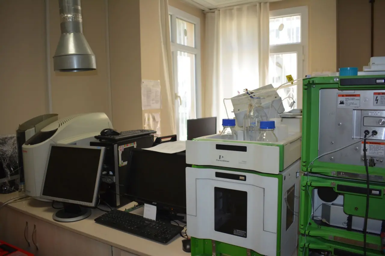 Ege Üniversitesi Çevre Sağlığı ve Biyosidal Analiz Laboratuvarı (EGEMİKAL), biyosidal ürünlerin analizinde Türkiye'nin öncü laboratuvarı olarak, uzman ekibiyle hastane dezenfektanlarından su analizlerine kadar geniş bir yelpazede titiz ve güvenilir akredite testler gerçekleştiriyor.