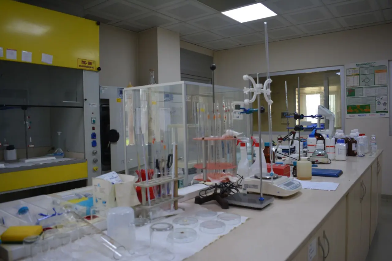 Ege Üniversitesi Çevre Sağlığı ve Biyosidal Analiz Laboratuvarı (EGEMİKAL), biyosidal ürünlerin analizinde Türkiye'nin öncü laboratuvarı olarak, uzman ekibiyle hastane dezenfektanlarından su analizlerine kadar geniş bir yelpazede titiz ve güvenilir akredite testler gerçekleştiriyor.