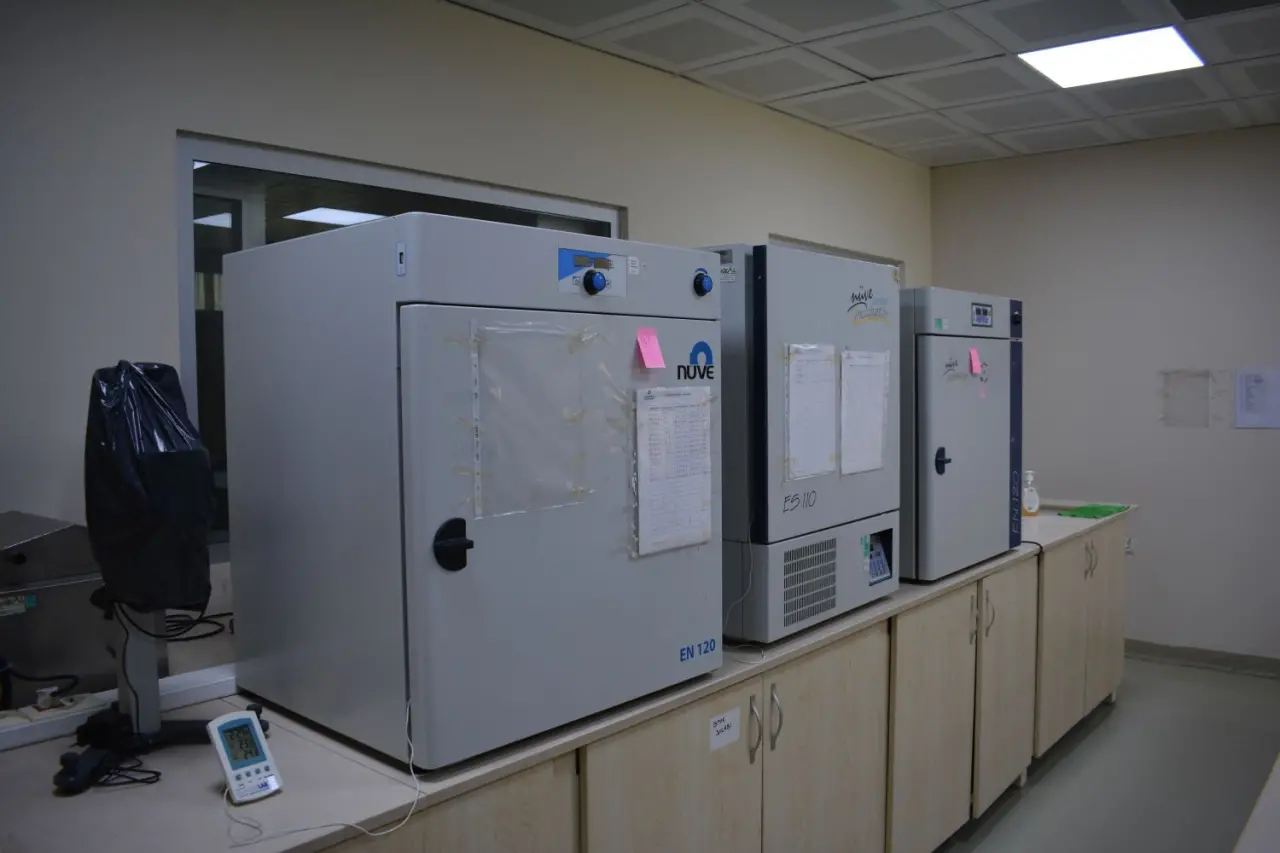 Ege Üniversitesi Çevre Sağlığı ve Biyosidal Analiz Laboratuvarı (EGEMİKAL), biyosidal ürünlerin analizinde Türkiye'nin öncü laboratuvarı olarak, uzman ekibiyle hastane dezenfektanlarından su analizlerine kadar geniş bir yelpazede titiz ve güvenilir akredite testler gerçekleştiriyor.