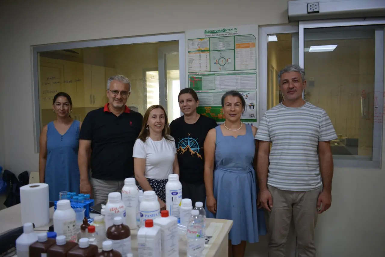 Ege Üniversitesi Çevre Sağlığı ve Biyosidal Analiz Laboratuvarı (EGEMİKAL), biyosidal ürünlerin analizinde Türkiye'nin öncü laboratuvarı olarak, uzman ekibiyle hastane dezenfektanlarından su analizlerine kadar geniş bir yelpazede titiz ve güvenilir akredite testler gerçekleştiriyor.