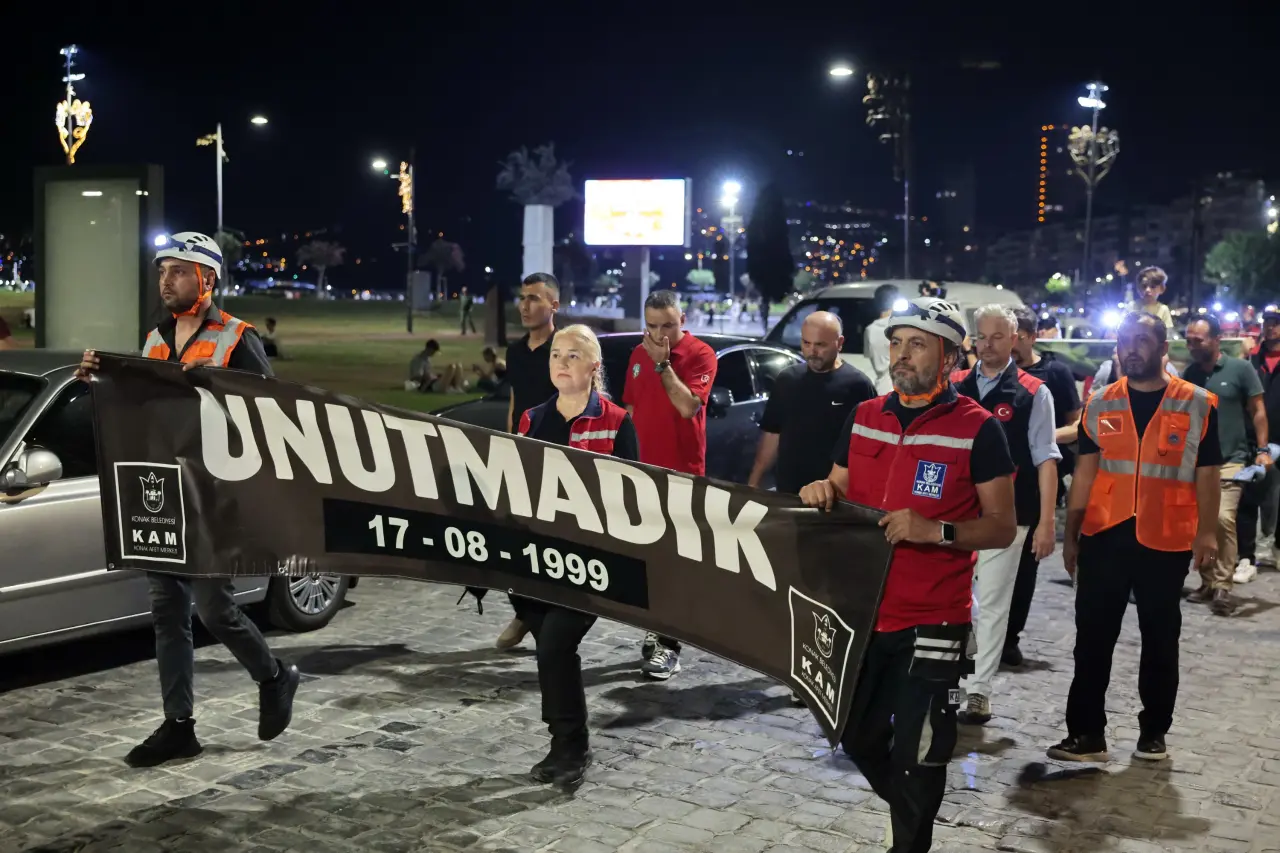 Konak Belediyesi Afet Merkezi Arama Kurtarma Timi (KAM) ev sahipliğinde, ilçe belediyelerin arama kurtarma ekipleriyle birlikte 17 Ağustos Marmara depremi anısına düzenlenen ‘Sessiz Yürüyüş’ farkındalık yarattı.