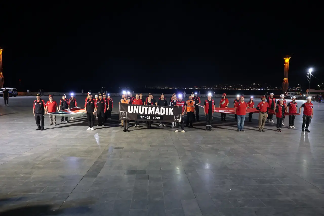 Konak Belediyesi Afet Merkezi Arama Kurtarma Timi (KAM) ev sahipliğinde, ilçe belediyelerin arama kurtarma ekipleriyle birlikte 17 Ağustos Marmara depremi anısına düzenlenen ‘Sessiz Yürüyüş’ farkındalık yarattı.