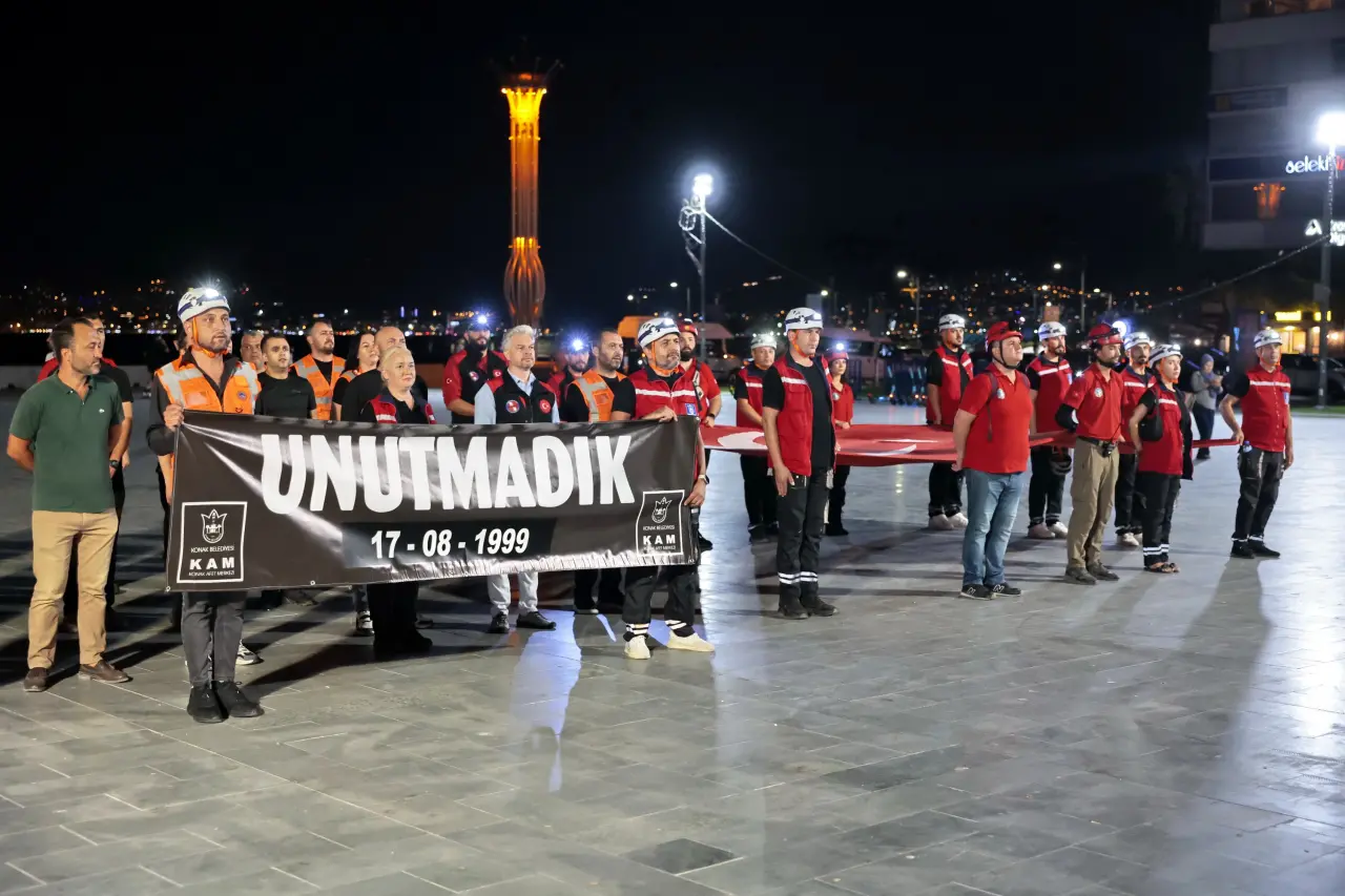 Konak Belediyesi Afet Merkezi Arama Kurtarma Timi (KAM) ev sahipliğinde, ilçe belediyelerin arama kurtarma ekipleriyle birlikte 17 Ağustos Marmara depremi anısına düzenlenen ‘Sessiz Yürüyüş’ farkındalık yarattı.