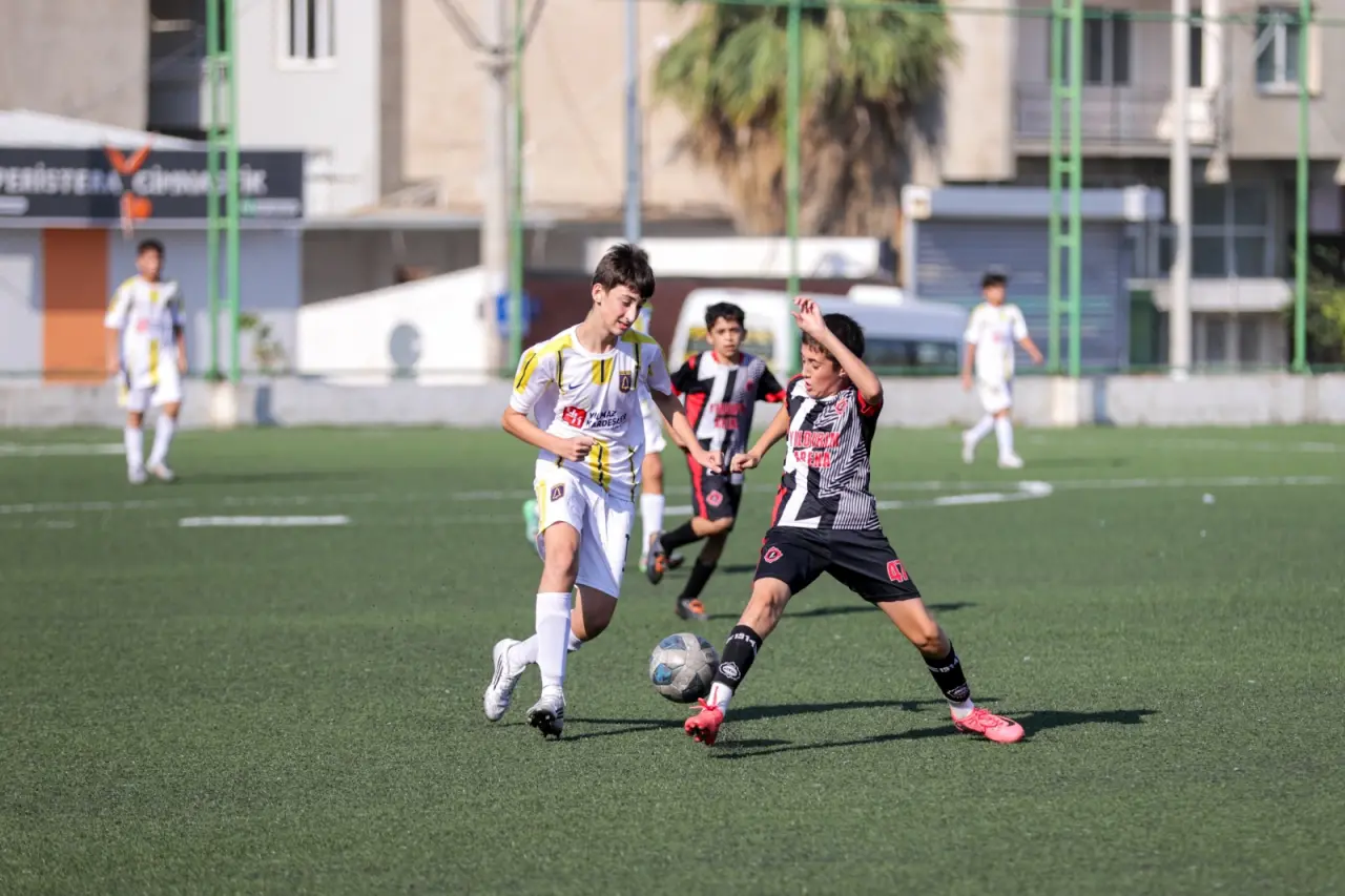 Buca Belediyesi’nin 30 Ağustos Zafer Bayramı nedeni ile düzenlediği Zafer Kupası Yenigün Spor Tesisleri’nde başladı. Turnuvada U 14 kategorisinde 450 futbolcu yarışırken aileler de çocukların heyecanına ortak olarak onları yalnız bırakmıyor.