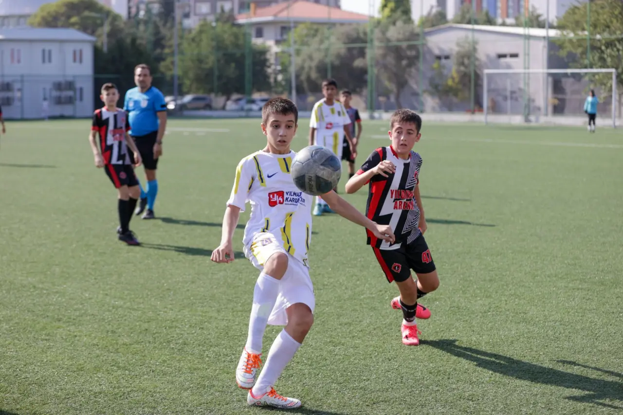 Buca Belediyesi’nin 30 Ağustos Zafer Bayramı nedeni ile düzenlediği Zafer Kupası Yenigün Spor Tesisleri’nde başladı. Turnuvada U 14 kategorisinde 450 futbolcu yarışırken aileler de çocukların heyecanına ortak olarak onları yalnız bırakmıyor.