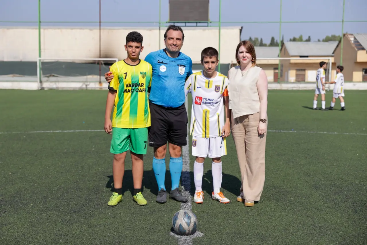 Buca Belediyesi’nin 30 Ağustos Zafer Bayramı nedeni ile düzenlediği Zafer Kupası Yenigün Spor Tesisleri’nde başladı. Turnuvada U 14 kategorisinde 450 futbolcu yarışırken aileler de çocukların heyecanına ortak olarak onları yalnız bırakmıyor.