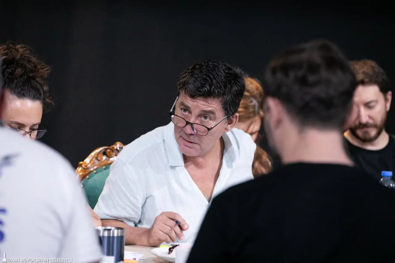 Yeni sezonda seyircisiyle buluşmak için hazırlıklarını sürdüren İzmir Şehir Tiyatroları, Arthur Miller’ın “Cadı Kazanı” isimli eserini sanatseverler ile buluşturacak.