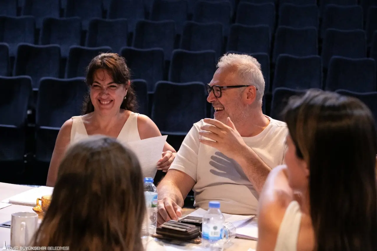 Yeni sezonda seyircisiyle buluşmak için hazırlıklarını sürdüren İzmir Şehir Tiyatroları, Arthur Miller’ın “Cadı Kazanı” isimli eserini sanatseverler ile buluşturacak.