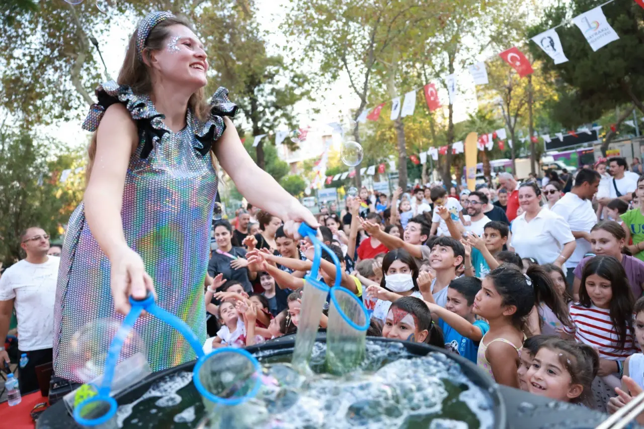 Bayraklı Belediyesi tarafından düzenlenen Sokak Festivali, Osmangazi Mahallesi Ahmet Taner Kışlalı Parkı’nda çocuklara ve ailelere unutulmaz anlar yaşattı. Coşkuyla geçen etkinlikte kukla gösterileri, palyaçolar, eğitici atölyeler ve sportif oyunlar miniklere hem eğlenceli hem de öğretici bir deneyim sundu. Bayraklı Belediye Başkanı İrfan Önal, “Çocuklarımızı bilim, sanat ve sporla buluşturmak bizim için sadece bir görev değil, aynı zamanda en büyük heyecan kaynağımızdır” dedi.