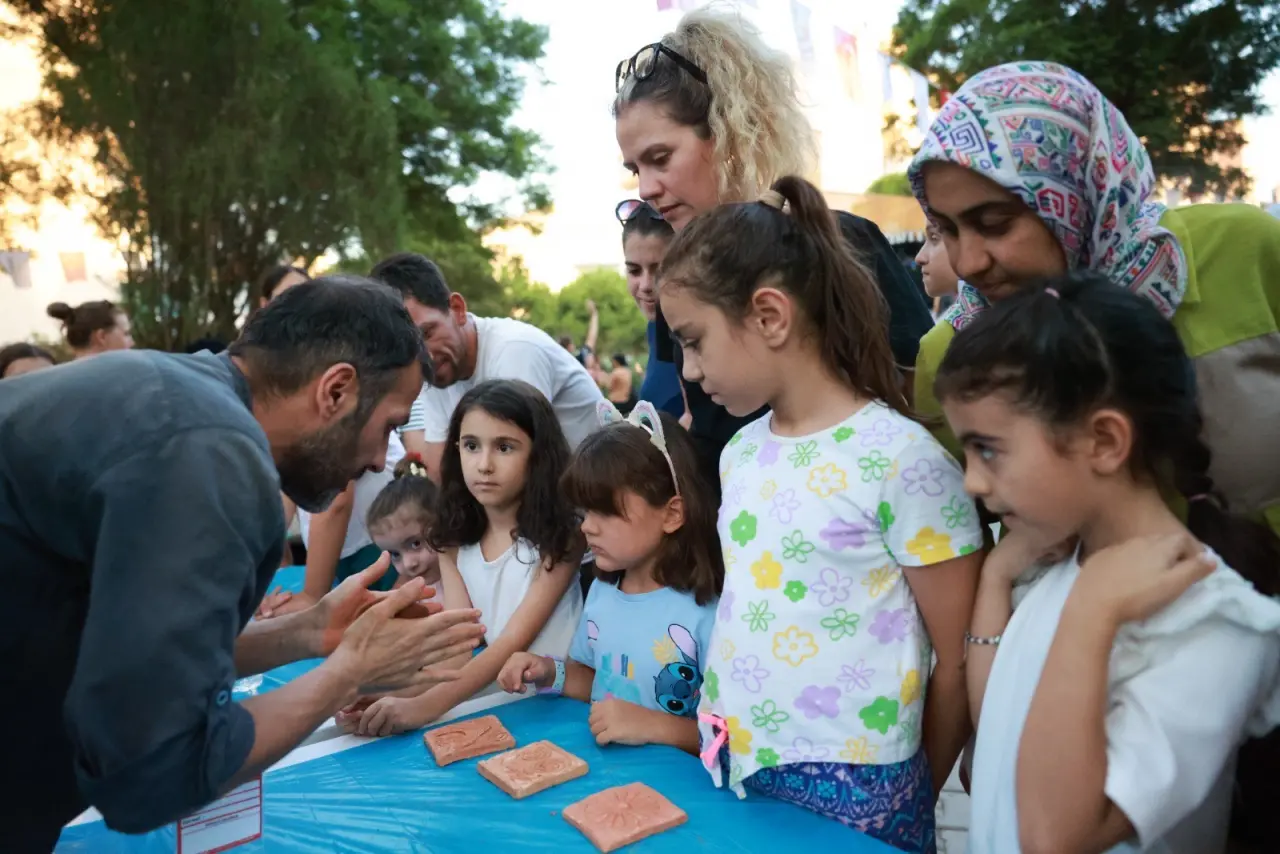 Bayraklı Belediyesi tarafından düzenlenen Sokak Festivali, Osmangazi Mahallesi Ahmet Taner Kışlalı Parkı’nda çocuklara ve ailelere unutulmaz anlar yaşattı. Coşkuyla geçen etkinlikte kukla gösterileri, palyaçolar, eğitici atölyeler ve sportif oyunlar miniklere hem eğlenceli hem de öğretici bir deneyim sundu. Bayraklı Belediye Başkanı İrfan Önal, “Çocuklarımızı bilim, sanat ve sporla buluşturmak bizim için sadece bir görev değil, aynı zamanda en büyük heyecan kaynağımızdır” dedi.