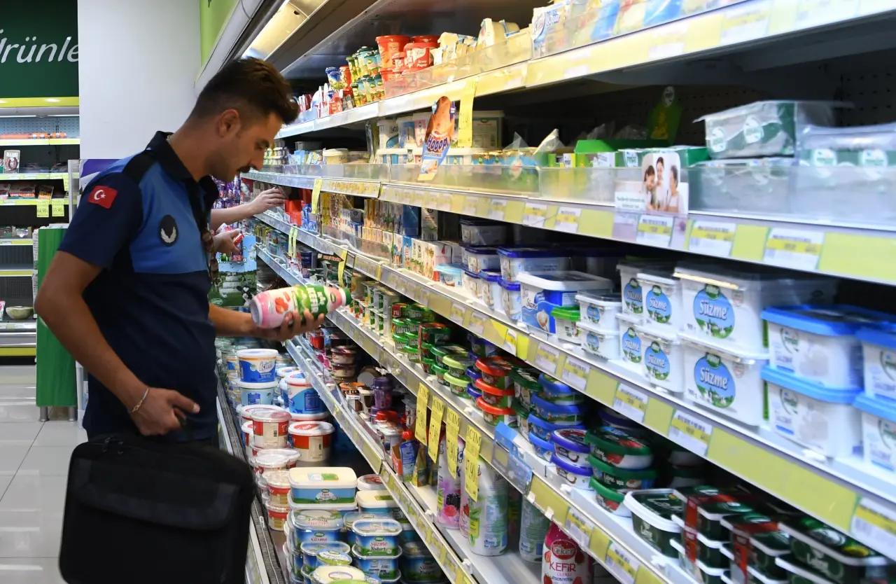 Narlıdere Belediyesi, halk sağlığını korumak ve gıda güvenliğini sağlamak amacıyla ilçedeki zincir marketler ve gıda işletmelerine yönelik denetimlerini aralıksız sürdürüyor