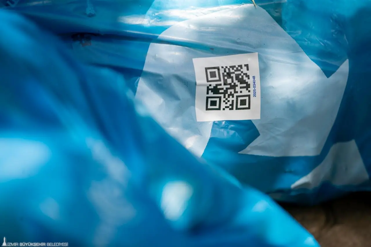 Avrupa ülkelerinin öncülük ettiği kapıdan kapıya atık toplama projesini geçen aylarda İzmir’de hayata geçiren İzmir Büyükşehir Belediyesi, projenin kapsama alanını genişletmeye devam ediyor. Pilot olarak belirlenen 6 ilçe 9 mahallede başlatılan “Dönüşüme Evde Başla” projesine, Bayraklı Manavkuyu Mahallesi’nin ardından Karşıyaka Mavişehir ile Konak Alsancak mahalleleri de eklendi.
