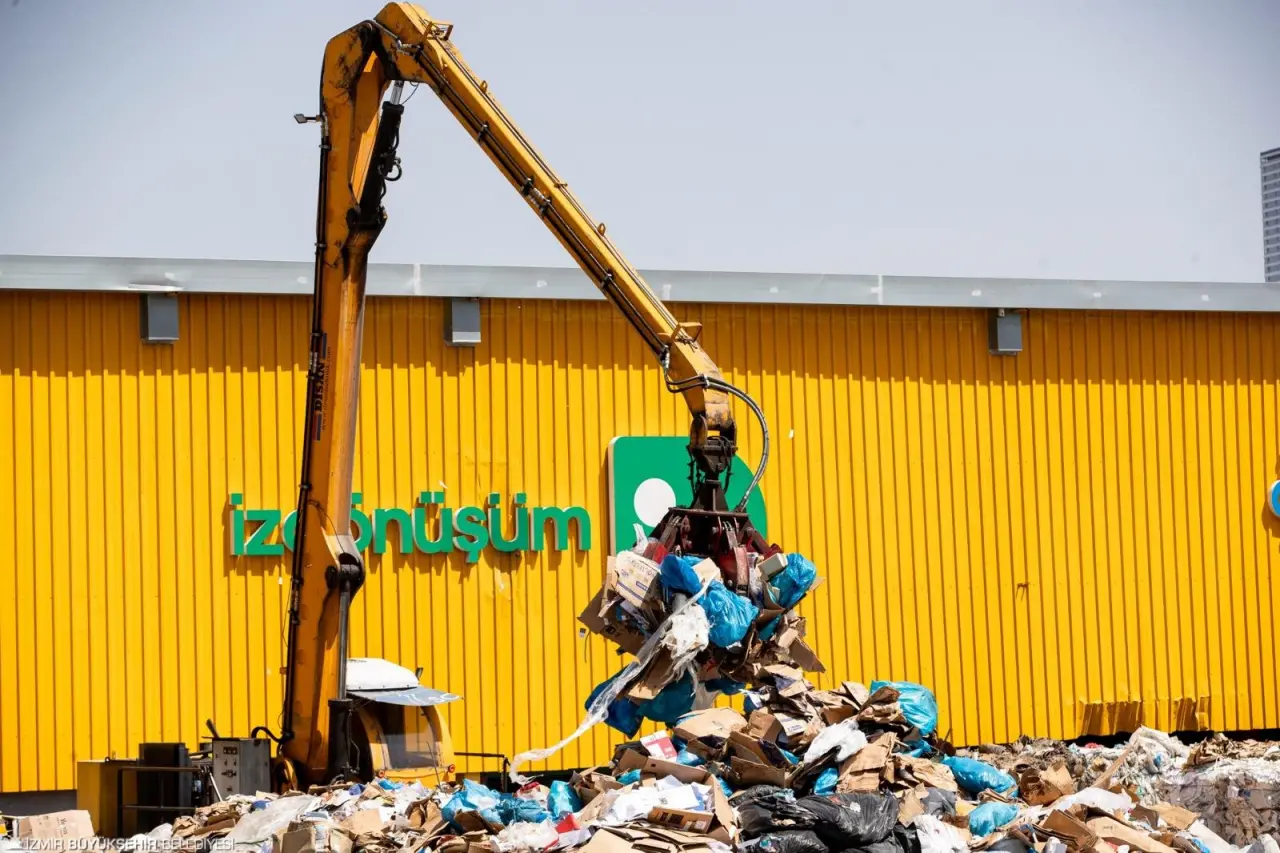 Avrupa ülkelerinin öncülük ettiği kapıdan kapıya atık toplama projesini geçen aylarda İzmir’de hayata geçiren İzmir Büyükşehir Belediyesi, projenin kapsama alanını genişletmeye devam ediyor. Pilot olarak belirlenen 6 ilçe 9 mahallede başlatılan “Dönüşüme Evde Başla” projesine, Bayraklı Manavkuyu Mahallesi’nin ardından Karşıyaka Mavişehir ile Konak Alsancak mahalleleri de eklendi.