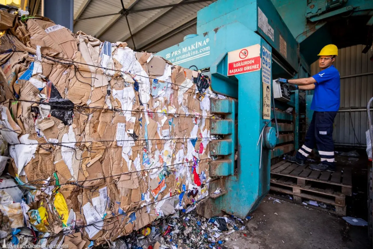 Avrupa ülkelerinin öncülük ettiği kapıdan kapıya atık toplama projesini geçen aylarda İzmir’de hayata geçiren İzmir Büyükşehir Belediyesi, projenin kapsama alanını genişletmeye devam ediyor. Pilot olarak belirlenen 6 ilçe 9 mahallede başlatılan “Dönüşüme Evde Başla” projesine, Bayraklı Manavkuyu Mahallesi’nin ardından Karşıyaka Mavişehir ile Konak Alsancak mahalleleri de eklendi.