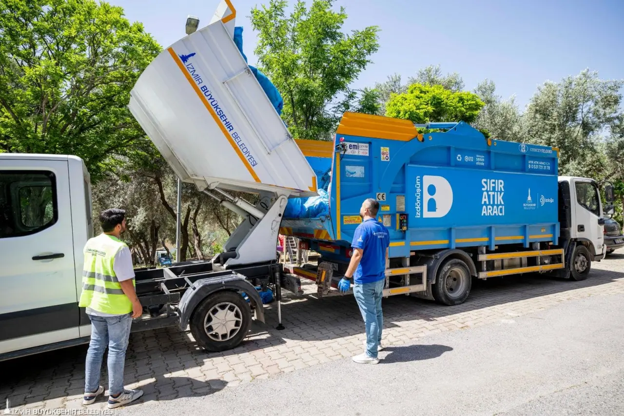 Avrupa ülkelerinin öncülük ettiği kapıdan kapıya atık toplama projesini geçen aylarda İzmir’de hayata geçiren İzmir Büyükşehir Belediyesi, projenin kapsama alanını genişletmeye devam ediyor. Pilot olarak belirlenen 6 ilçe 9 mahallede başlatılan “Dönüşüme Evde Başla” projesine, Bayraklı Manavkuyu Mahallesi’nin ardından Karşıyaka Mavişehir ile Konak Alsancak mahalleleri de eklendi.
