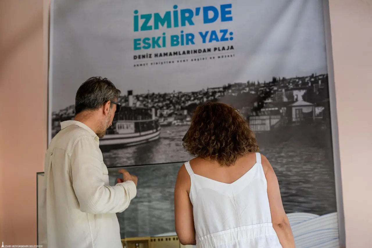 Ahmet Piriştina Kent Arşivi ve Müzesi (APİKAM) tarafından hazırlanan, İzmirlilerin denizle kurduğu gündelik ilişkiyi yansıtan “İzmir’de Eski Bir Yaz: Deniz Hamamlarından Plaja” sergisi, APİKAM bahçesinde açıldı. Açılışta, serginin deniz hamamları konusunda yapılmış ilk sergi olma özelliğini taşıdığı belirtildi. Sergi, 24 Ekim tarihine kadar ziyaret edilebilecek.