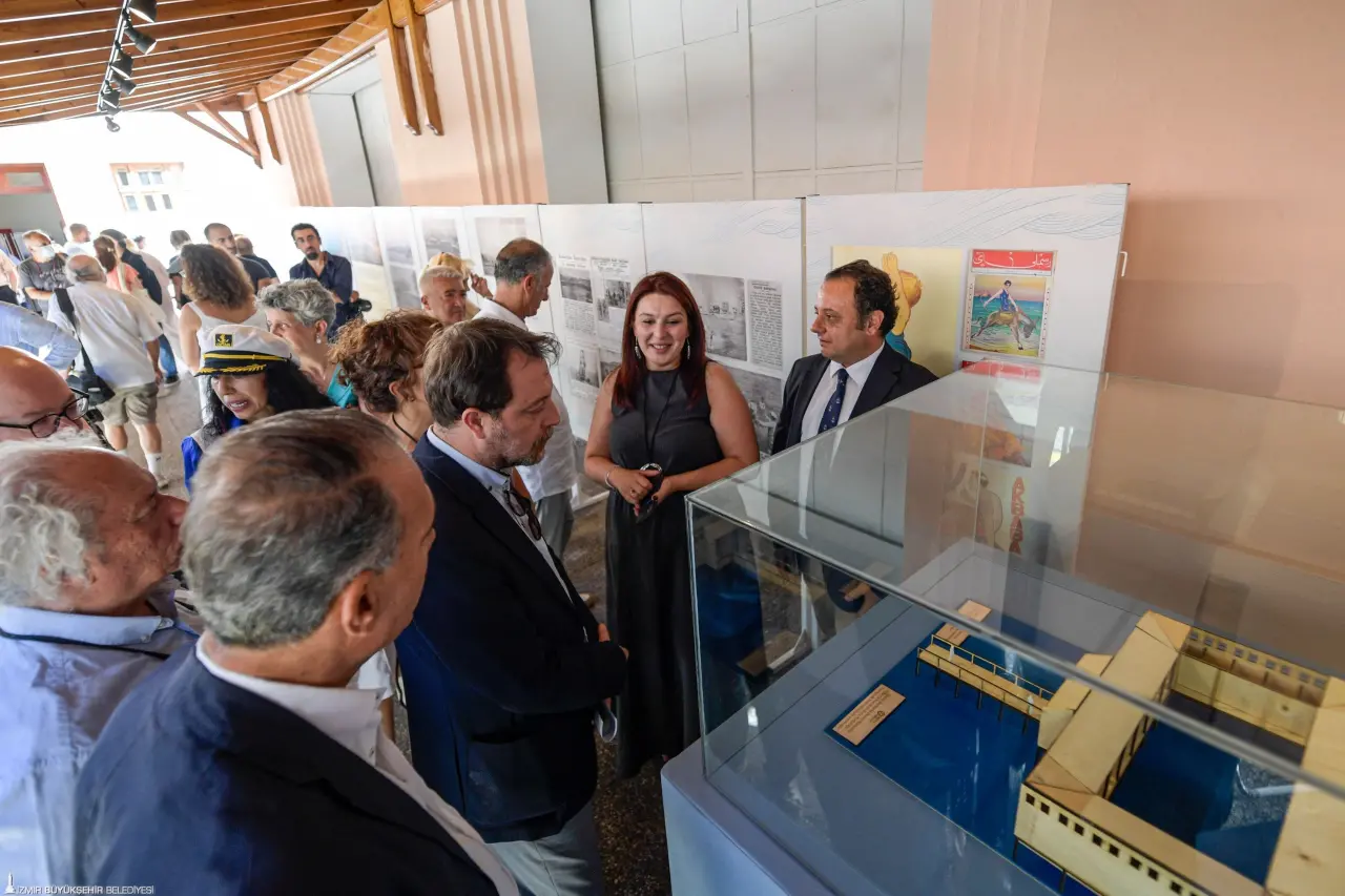 Ahmet Piriştina Kent Arşivi ve Müzesi (APİKAM) tarafından hazırlanan, İzmirlilerin denizle kurduğu gündelik ilişkiyi yansıtan “İzmir’de Eski Bir Yaz: Deniz Hamamlarından Plaja” sergisi, APİKAM bahçesinde açıldı. Açılışta, serginin deniz hamamları konusunda yapılmış ilk sergi olma özelliğini taşıdığı belirtildi. Sergi, 24 Ekim tarihine kadar ziyaret edilebilecek.