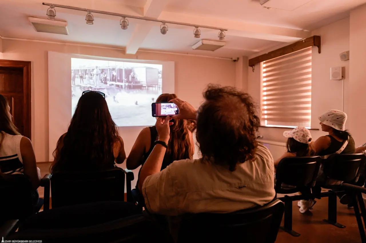 Ahmet Piriştina Kent Arşivi ve Müzesi (APİKAM) tarafından hazırlanan, İzmirlilerin denizle kurduğu gündelik ilişkiyi yansıtan “İzmir’de Eski Bir Yaz: Deniz Hamamlarından Plaja” sergisi, APİKAM bahçesinde açıldı. Açılışta, serginin deniz hamamları konusunda yapılmış ilk sergi olma özelliğini taşıdığı belirtildi. Sergi, 24 Ekim tarihine kadar ziyaret edilebilecek.