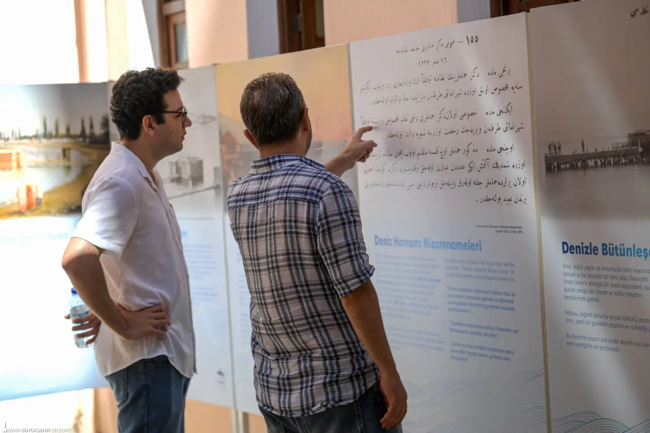 Ahmet Piriştina Kent Arşivi ve Müzesi (APİKAM) tarafından hazırlanan, İzmirlilerin denizle kurduğu gündelik ilişkiyi yansıtan “İzmir’de Eski Bir Yaz: Deniz Hamamlarından Plaja” sergisi, APİKAM bahçesinde açıldı. Açılışta, serginin deniz hamamları konusunda yapılmış ilk sergi olma özelliğini taşıdığı belirtildi. Sergi, 24 Ekim tarihine kadar ziyaret edilebilecek.