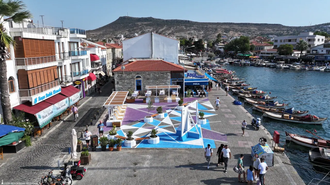 İzmir Büyükşehir Belediyesi tarafından başlatılan ve kamusal alanların daha nitelikli hale getirilmesini sağlayan Güzel İzmir Hareketi, her geçen gün kentin dört bir yanına yayılıyor. Proje kapsamında ticari işgallerin kaldırıldığı Foça Küçük Deniz Meydanı’nda titiz bir çalışma yürütüldü. Tasarlanan kent donatılarıyla ilçe yeni bir buluşma alanına sahip oldu.