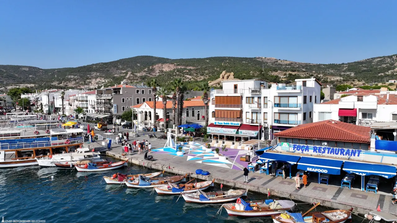 İzmir Büyükşehir Belediyesi tarafından başlatılan ve kamusal alanların daha nitelikli hale getirilmesini sağlayan Güzel İzmir Hareketi, her geçen gün kentin dört bir yanına yayılıyor. Proje kapsamında ticari işgallerin kaldırıldığı Foça Küçük Deniz Meydanı’nda titiz bir çalışma yürütüldü. Tasarlanan kent donatılarıyla ilçe yeni bir buluşma alanına sahip oldu.